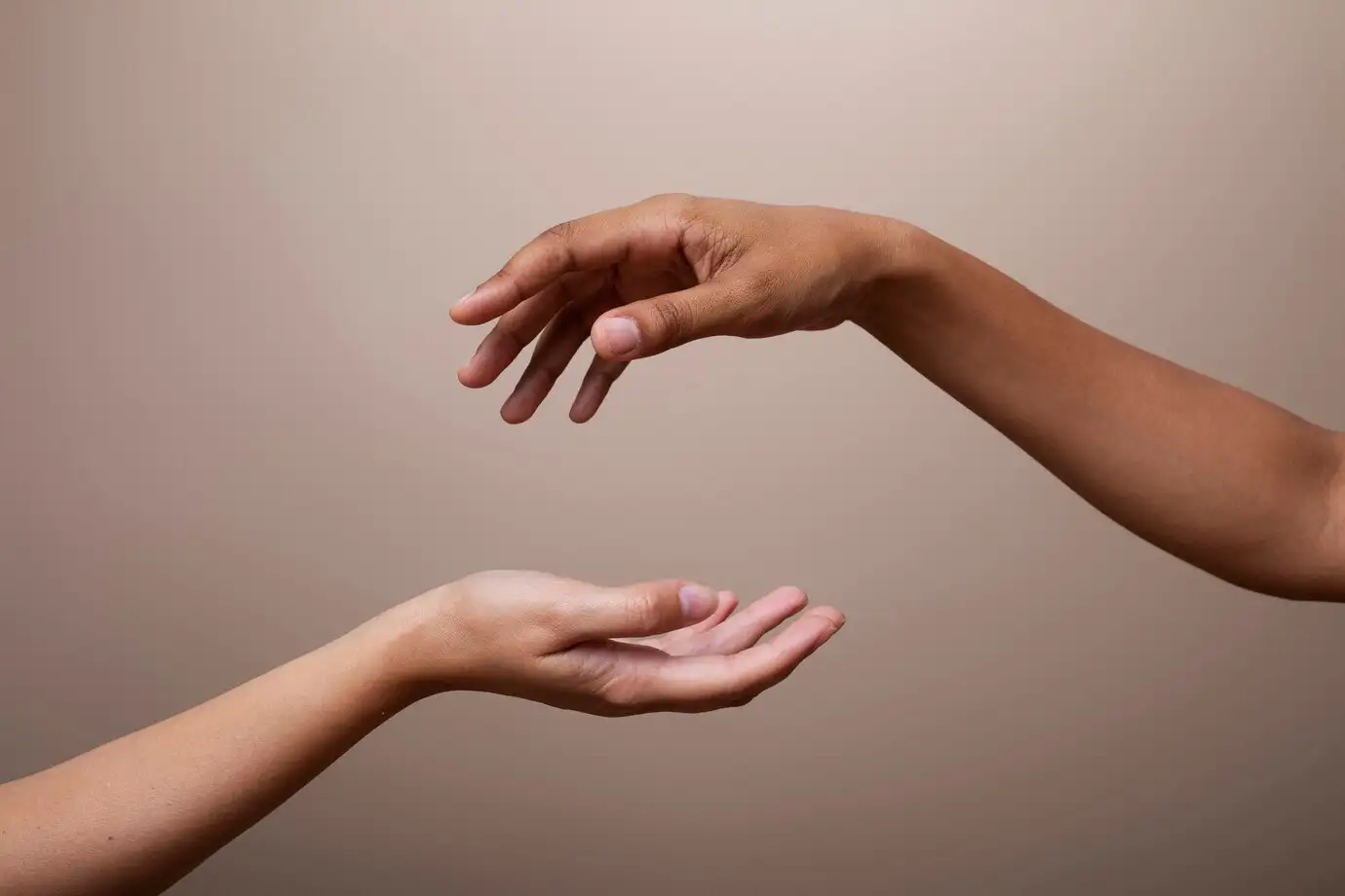 Mãos com pele lisa e uniforme após tratamento de rejuvenescimento