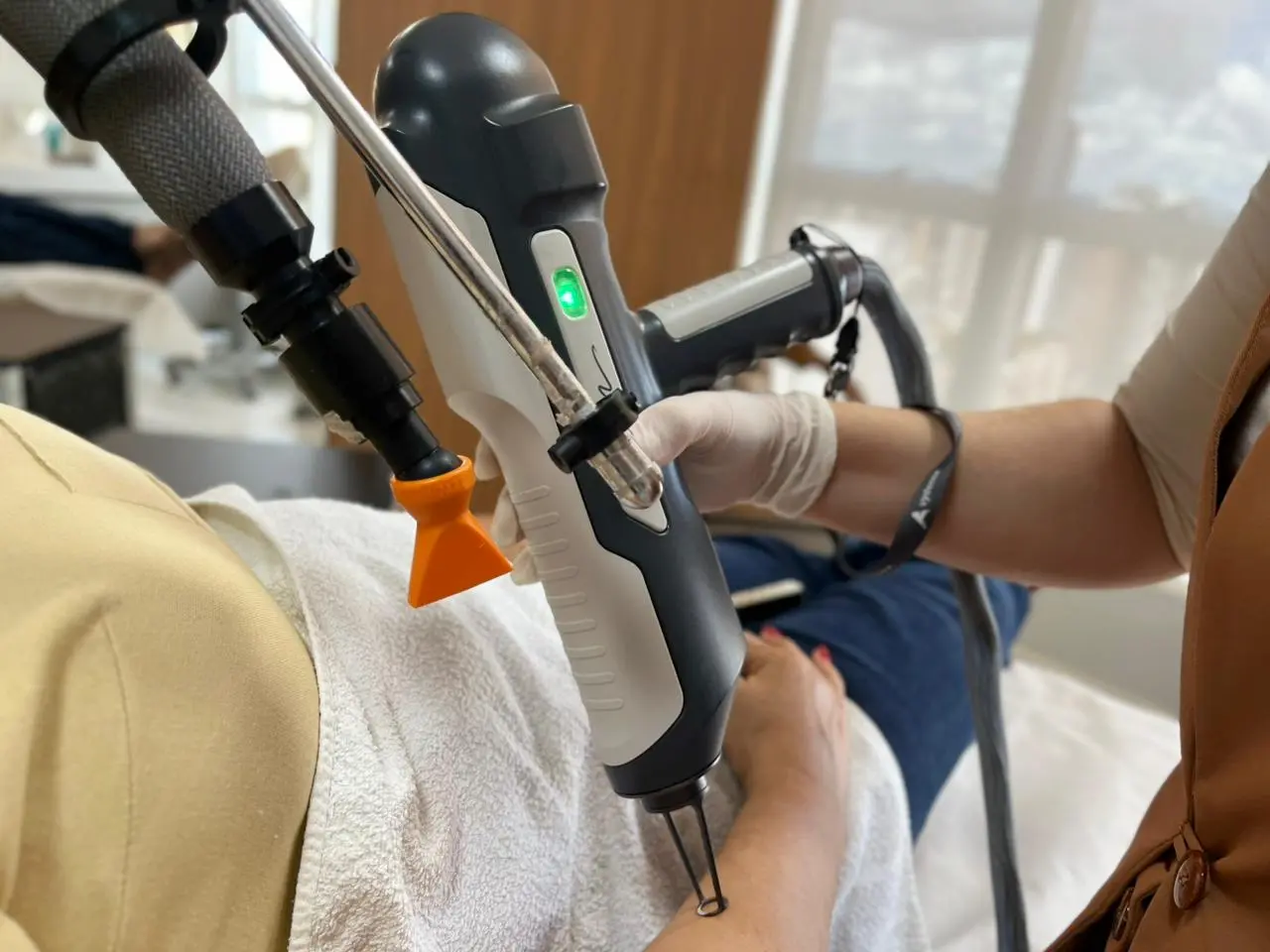 Close-up do equipamento laser HandPico Vydence com ponteira especializada para tratamento de manchas e tatuagens