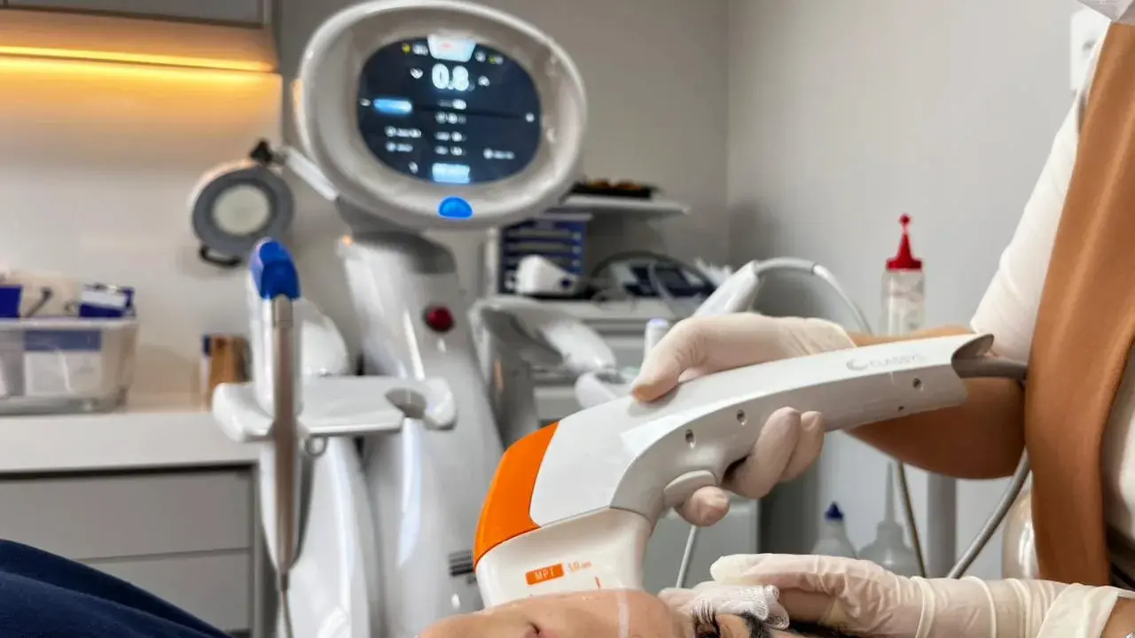 Equipamento Ultraformer MPT Classys com tela digital em consultório dermatológico durante sessão de ultrassom microfocado
