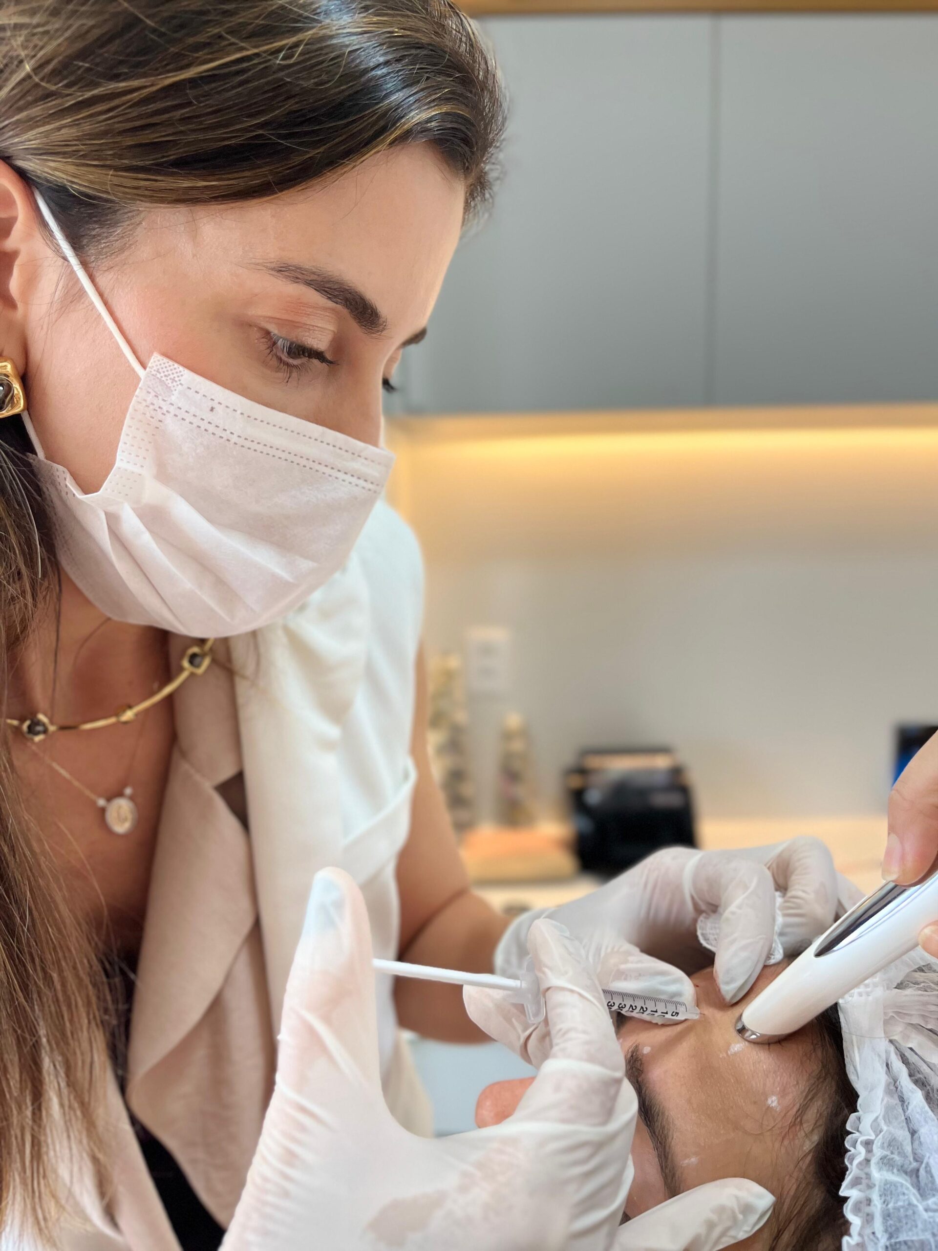 Aplicação de Botox com microagulhas pela Dra. Mariana Cabral em Goiânia