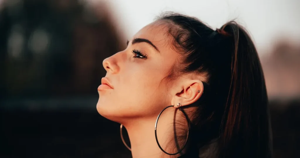 XERF antes e depois: o que esperar do resultado e em quanto tempo XERF antes e depois: perfil de mulher com contorno da mandíbula definido